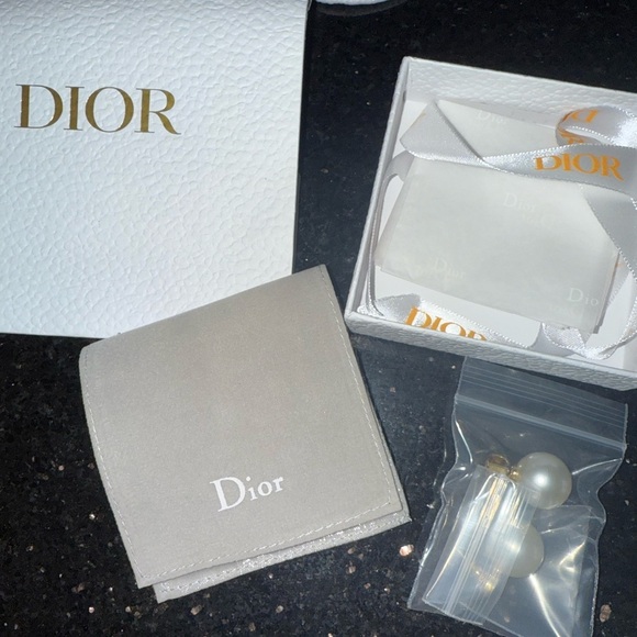 Dior Pearl Earrings - Picture 2 of 5